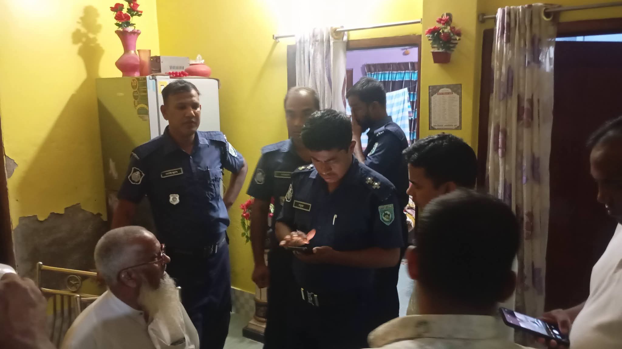 রানীসংকৈলে কলেজ পাড়ায় সন্ধা ৭/৮ টায় (আনুমানিক) দুর্ধর্ষ চুরির ঘটনা ঘটেছে আতঙ্ক ও ক্ষোভে এলাকাবাসী
