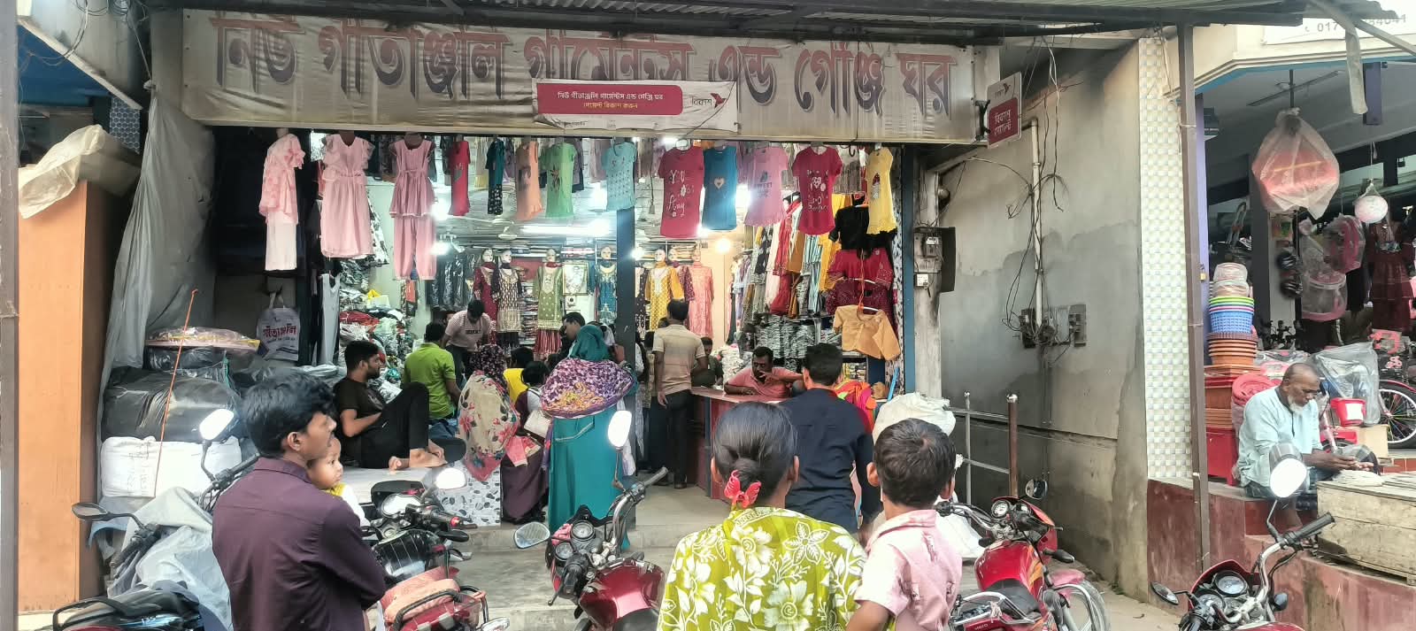 শারদীয় দুর্গাপূজাকে ঘিরে জমে উঠেছে রাণীশংকৈলের বাজার, কেনাকাটায় ব্যস্ত ক্রেতা-বিক্রেতারা