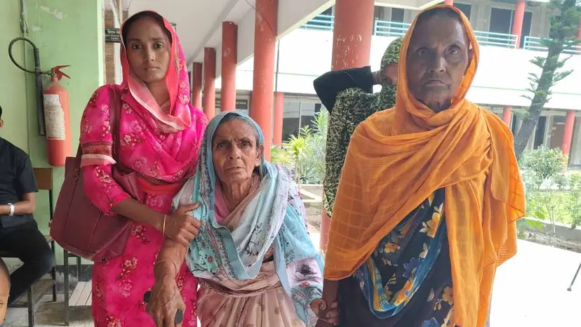 বয়সের ভারে ন্যুব্জ নুরজাহান, ভাতিজির সহায়তায় দিলেন ভোট